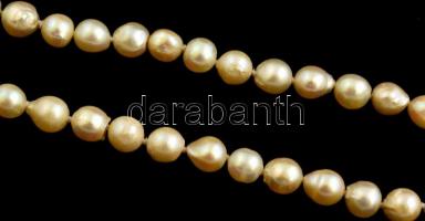 Tenyésztett gyöngysor fehér arany 14K (Au) csattal, jelzett, csiszolt rubinkövekkel, h:46 cm, bruttó...