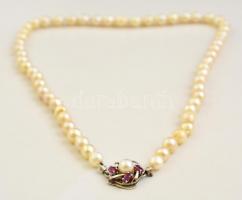 Tenyésztett gyöngysor fehér arany 14K (Au) csattal, jelzett, csiszolt rubinkövekkel, h:46 cm, bruttó...