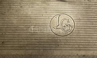 Ezüst (Ag.) cigarettatárca monogrammal, jelzett, 8×10,5×1,5, nettó 146,6 g