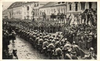 1938 Kassa, Kosice; bevonulás, Horthy Miklós, háttérben Migály, Therapia, Feuerstein üzletek / entry of the Hungarian troops, shops + Kassa visszatért So. Stpl. (EK)