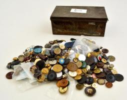 Vegyes régi gombok, közte számos fém, külföldi és magyar címeres vegyesen, fém dobozban, több száz darab