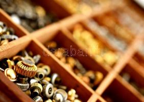 Több ezernyi óra felhúzó korona. Óra alkatrész