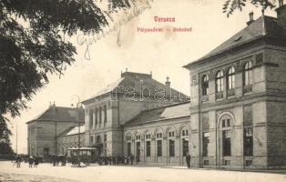 Versec, Vrsac; Vasútállomás, pályaudvar, omnibusz. Kirchner J. E. özv. kiadása / railway station, omnibus (EK)
