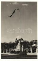 Sepsiszentgyörgy, Sfantu Gheorghe; Ereklyés országzászló télen / Hungarian flag, monument, winter