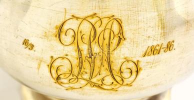 cca 1886 Kétfülő kézleöntő bögre, fém, monogrammal, jelzett, d: 10 cm + tálka, d: 16,5 cm