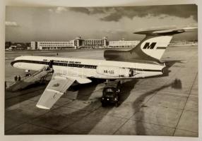 cca 1970 MALÉV TU-154-es repülőgép a Ferihegy 1-es repülőtéren, sajtófotó, 10x15 cm