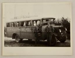 1932 Sellye - Vajszló - Magyarmecske - Pécs vonalon közlekedő 25 üléses autóbusz, hátoldalon feliratozott fotó, utólagos előhívás, 9x12 cm