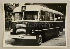 cca 1950-1960 Budapest, A 31-es vonalán közlekedő Ikarus autóbusz, utólagos előhívás, 13x18 cm