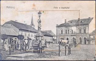 Hátszeg, Hateg; Főtér és díszkút, üzlet. leporellolap. W.L. Bp. 1911-13. / main square with fountain, shop. Leporellocard (kopott / worn)