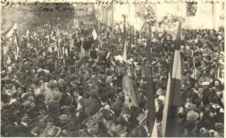 1940 Csíkszereda, Miercurea Ciuc; bevonulás, tömeg zászlókkal. Hátoldalon irredenta bélyeg / entry of the Hungarian troops, celebrating crowd with flags. Irredenta stamp on the backside. Original photo!
