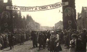 1940 Csíkszereda, Miercurea Ciuc; bevonulás. "Isten hozott a csíki végekre!" díszkapu ünneplő tömeggel. Aladics okleveles mérnök felvétele / entry of the Hungarian troops, celebrating crowd with decorated gate. Original photo! (ragasztónyom / gluemark)