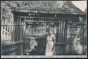 cca 1940 Homoródfürdő, Székely lány a szénszavas forrásnál, feliratozva, 11x16,5 cm