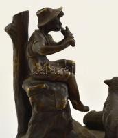 Jelzett furulyázó juhász, bronz, sérült márvány talapzaton, apró hibákkal, m:18 cm