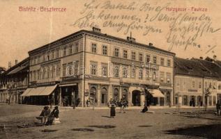 Beszterce, Bistritz, Bistrita; Fa utca, Kollmann és Keresztes, Otto Adam üzletei, C. W. Knopp bazár, Takarékpénztár. No. 393. M. Haupt kiadása / Holzgasse / street view, shops, bazaar, savings bank (Rb)