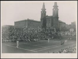 cca 1930 Budapest, Villányi út, teniszpálya, teniszmérkőzés, 2 db fotó, 18x24 cm