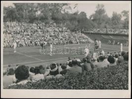 cca 1930 Budapest, Villányi út, teniszpálya, teniszmérkőzés, 2 db fotó, 18x24 cm