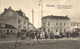 Pöstyén, Pistany, Piestany; Deák Ferenc utca, Hotel Herczog, Pilseni sörcsarnok, Hotel Metropole szálloda, Schicht szappan reklám, piaci árusok. Lampl Gyula kiadása / street view, hotels, beer hall, inn, soap advertisement, market vendors