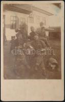 cca 1916 A Király-sört hordóra verő katonák a harc szünetében, fotólap, 14x9 cm