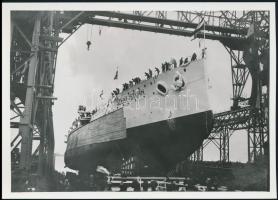 A Szent István csatahajó vízre bocsátása 1914-ben, a Ganz-Danubius fiumei hajógyárában, az 1980-as években eredeti negatívról előhívott másolat, 13x18 cm