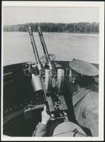 34/37 mintájú Gebauer ikergéppuska egy folyami őrnaszád fedélzetén, az 1980-as években eredeti negatívról előhívott másolat, 18x13 cm