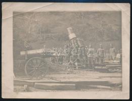 cca 1914-1918 Mozsárágyú katonákkal, fotó, felületén törésnyomokkal, 9x12 cm / Soldiers with cannon