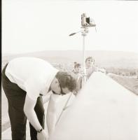 Fényképező emberek, 5 db fotónegatív, 6x6 cm