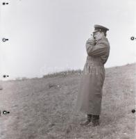 Fényképező emberek, 5 db fotónegatív, 6x6 cm