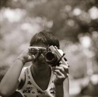 Fényképező emberek, 5 db fotónegatív, 6x6 cm