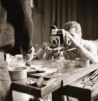 Fényképező emberek, 5 db fotónegatív, 6x6 cm