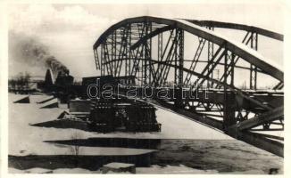 A Gyékényes-Zákányi felrobbantott vasúti Dráva-híd helyreállítás után télen. gőzmozdony / WWII Hungarian military, blown-up railway bridge after reconstruction, locomotive in winter