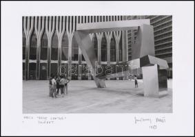 1983 Jankovszky György(1946-): New York, World Trade Center bejárat, feliratozva, kartonra kasírozva, pecséttel jelzett, 15x23 cm