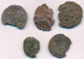 5db-os tisztítatlan, sérült római rézpénz tétel T:3,3- ki. 5pcs of various uncleaned, damaged Roman copper coin C:F,VG cracked
