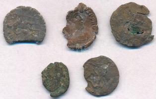 5db-os tisztítatlan, sérült római rézpénz tétel T:3,3- ki.
5pcs of various uncleaned, damaged Roman...