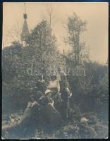 cca 1930 Eperjes, kiránduló társaság, fotó, hátulján feliratozva, 10,5×8 cm