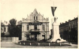 1941 Kisvárda, Ipar és kereskedelmi bank, Országzászló és turul szobor, photo