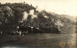 Petrozsény, Petrosani; Pestera Bolii barlang közelében lévő vasúti alagút, gőzmozdony / railway tunnel near Pestera Bolii, locomotive. J. Joánovits photo (EK)