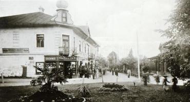 Bártfa, Bardejov, Bardiov; Tahy-udvar, Főút, Eschwig Ede üzlete. A képeslap eredeti fotopolimer klis...