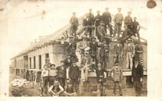 1913 Dunavarsány; házépítés munkásokkal. csoportkép, Mezőffy photo (fl)