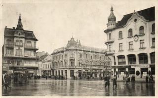 Nagyvárad, Oradea; Bémer tér, Pesti Magyar Kereskedelmi Bank, Vadas Jenő és Szűcs üzlete, felállványozott épület átépítés közben / square, bank, shops, building construction (EK)