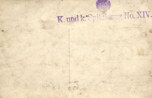 1914 A 16. helyőrségi kórház 14. vonat csapata a harctérre indulás előtt. Csoportkép magyar zászlóva...