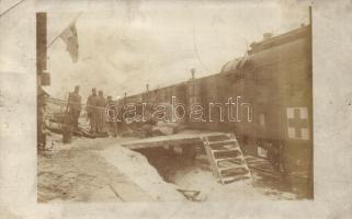 Első világháborús osztrák-magyar kórház vonat sebesültekkel hordágyakon / WWI K.u.K. military hospital train with injured soldiers on strechers. photo (EK)