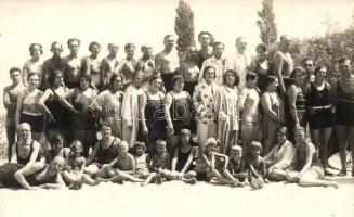1929 Balatonlelle, Drogista nyaralók fürdőruhás csoportképe. photo (EK)
