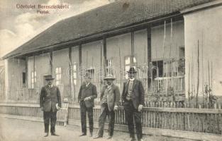 Beresztelke, Breaza; paplak urakkal / rectory with gentlemen (Rb)