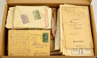 Egy doboznyi vegyes papírrégiség tétel: levelek, dokumentumok, iratok, átnézésre érdemes anyag