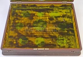 Érmék tárolására alkalmas nyitható, üvegezett, kiállítási tároló, hozzá kulcs. Használt állapotban (...