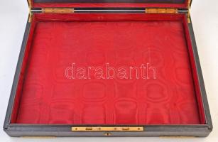 Érmék tárolására alkalmas nyitható, üvegezett, kiállítási tároló. Használt állapotban (~50x40cm)