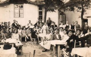 Temesvár, Timisoara; vendéglő udvara cigány zenekarral / garden of the restaurant with gypsy musicians. Ludwig Brunner photo (kopott sarkak / worn corners)