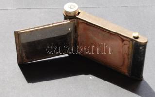 Régi púdertartó, tükörrel, benne púderral és pamaccsal