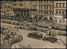 1939 Prága, Német katonák díszszemléje, Agentur Schostal fotó, hátoldalán feliratozva, 13x18 cm / Prague, German soldiers parade, photo, 13x18 cm
