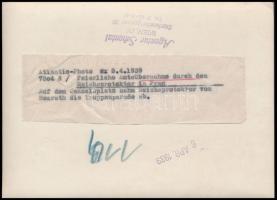 1939 Prága, Német katonák díszszemléje, Agentur Schostal fotó, hátoldalán feliratozva, 13x18 cm / Pr...